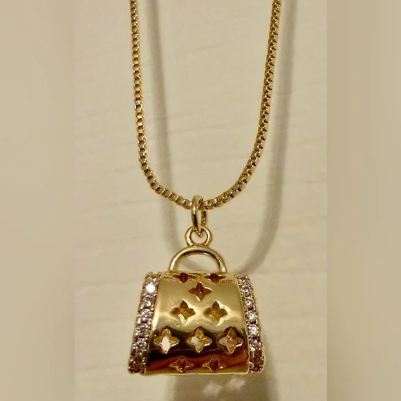Necklace - 18-20”L - gold tone chain with purse shape pendant   - New - Picture 2 of 9